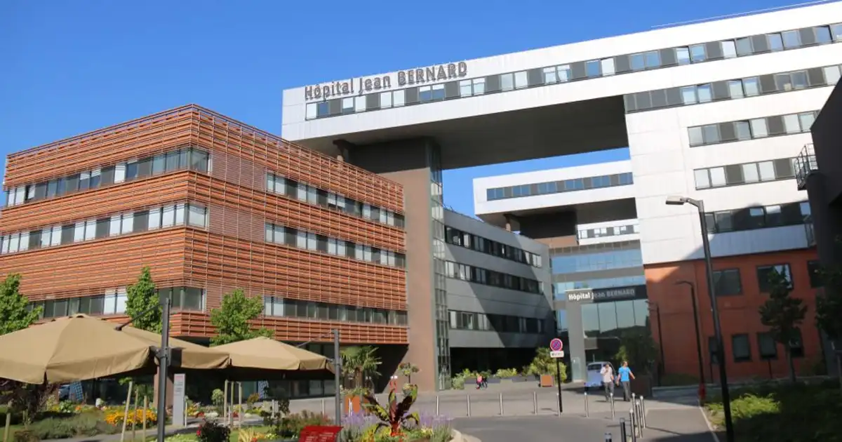 Façade de l'hôpital Jean Bernard du centre hospitalier de Valenciennes